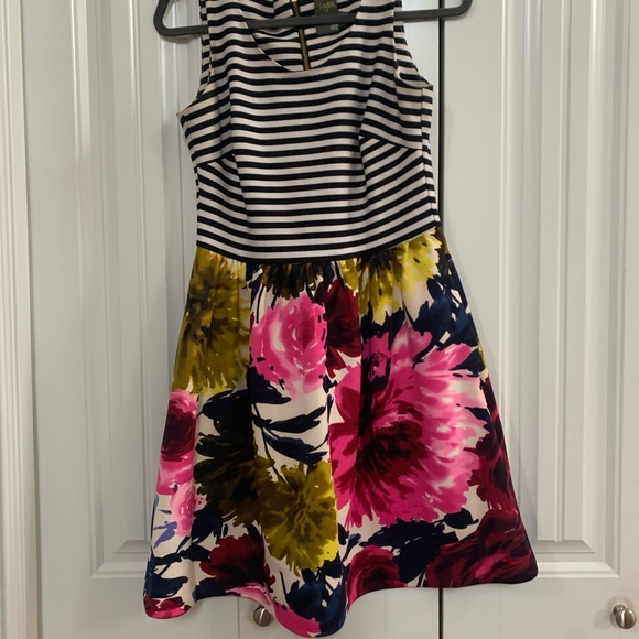 Taylor Pattern Dress with Pockets! - Picture 4 of 6